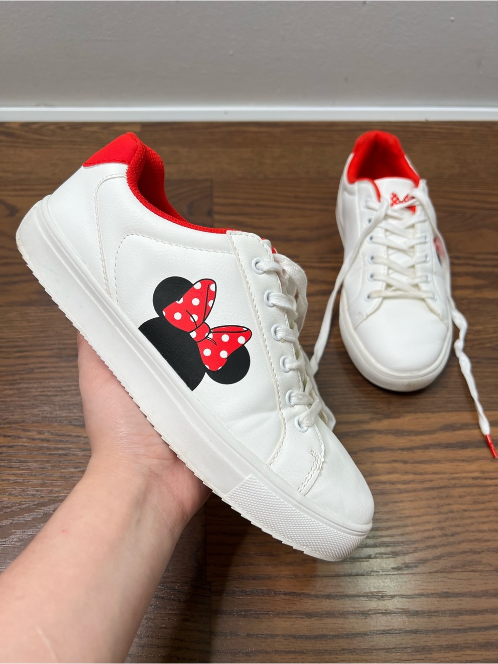 Disney Minnie Mouse low-top court sneakers in white and red size 9